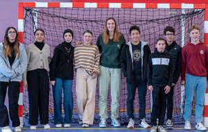 Floriane André, gardienne de l'équipe de France avec les jeunes du club.